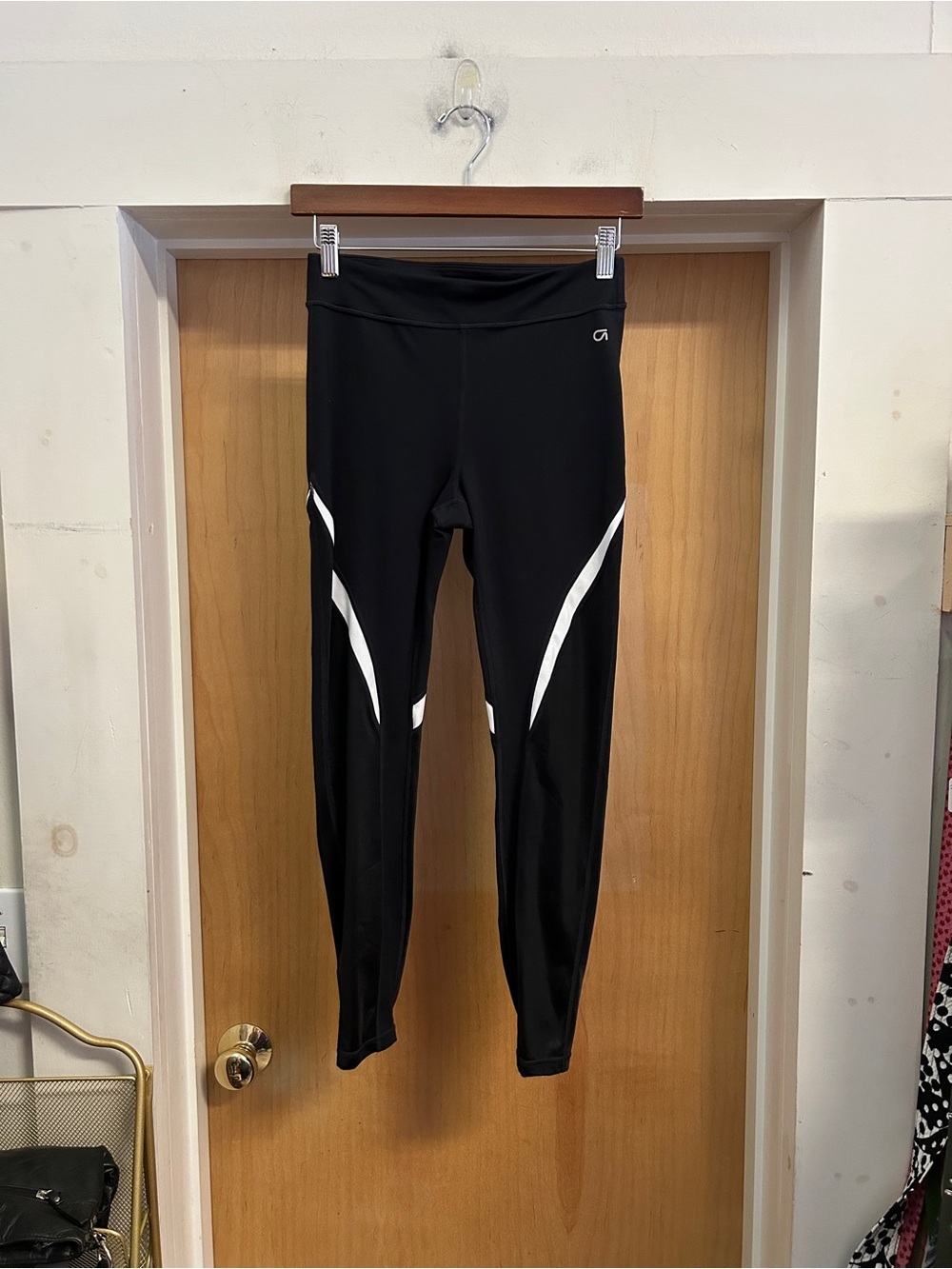 Gap Fit Blackout Technology Black Leggings with White Stripe - size S